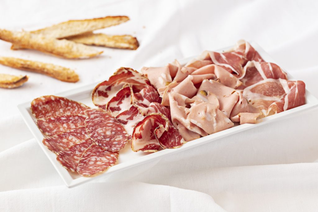 Tagliere di salumi pasquali in miniatura per casa delle bambole